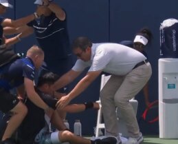ATP 500 turnyre Vašingtone karščio neatlaikęs kinas apalpo mačo metu