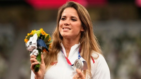 Olimpinė prizininkė aukcione pardavė savo medalį, jog paaukotų pinigų rimtų širdies problemų turinčiam kūdikiui