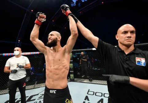 „UFC 273“: K. Chimaevas lieka nenugalėtas: įspūdingoje kovoje parklupdytas G. Burnsas