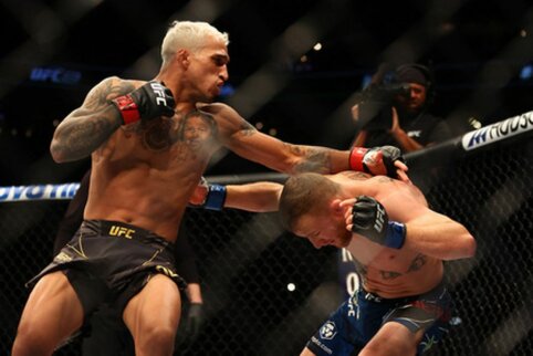 „UFC 274“: C. Oliveira atlaikė J. Gaethje smūgius ir smaugimo veiksmu laimėjo kovą