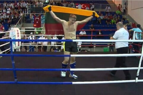 Edvinas Šalkovskij iškovojo pasaulio jaunimo kikbokso čempiono titulą